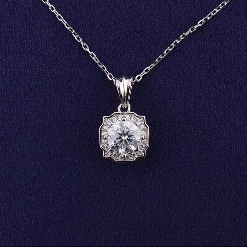 Moissanite 2ct Pendant on Silver  Necklace NEW Never Worn - Picture 2 of 5